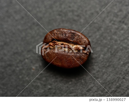 コーヒー豆1粒のクローズアップ Single coffee bean close-up コーヒー豆1粒のクローズアップ Single coffee bean close-up 138990027
