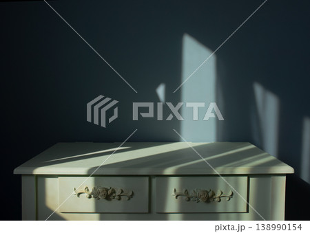 Retro table with sun rays Retro table with sun rays 138990154