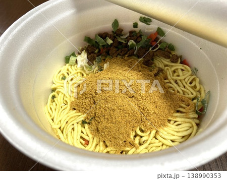 お湯を注ぐ前のカップ麺 粉末スープとかやくが載った状態 お湯を注ぐ前のカップ麺 粉末スープとかやくが載った状態 138990353