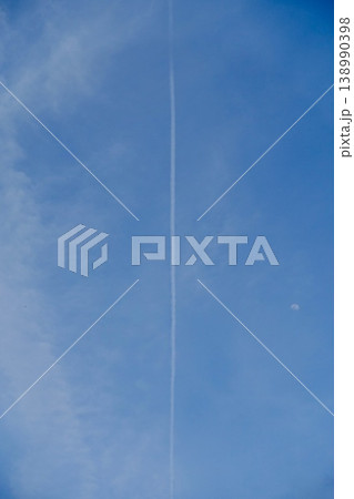 青空に伸びる飛行機雲 青空に伸びる飛行機雲 138990398