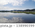 能義平野の田んぼの水面に空と景色が綺麗に写っている無風の朝 138990399