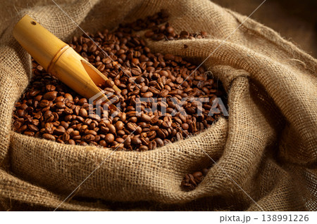 Roasted coffee beans in burlap bag. 138991226