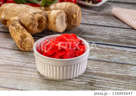 Red marinated sliced ginger roots 138993647