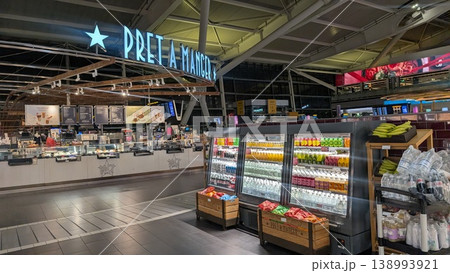 空港ターミナル内のPRET A MANGER店舗風景 138993921
