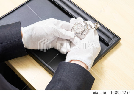 白手袋を着用した鑑定士が腕時計の状態を確認する査定の手元 138994255