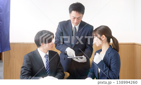 白手袋を着用したスタッフ同士が店舗内で打ち合わせを行う様子 白手袋を着用したスタッフ同士が店舗内で打ち合わせを行う様子 138994260