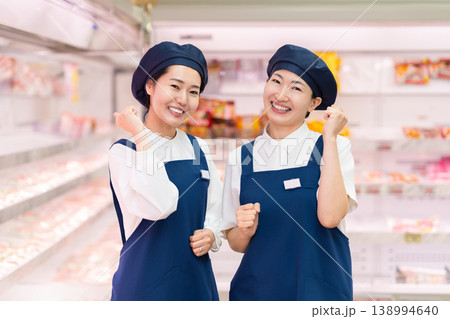 スーパーで働く人々 スーパーで働く人々 138994640