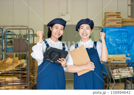 スーパーで働く人々 スーパーで働く人々 138994642