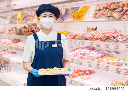 スーパーで働く人　試食コーナー 138994691