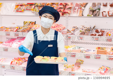 スーパーで働く人　試食コーナー 138994695