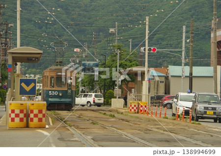 函館市内を走るレトロな路面電車 函館市内を走るレトロな路面電車 138994699