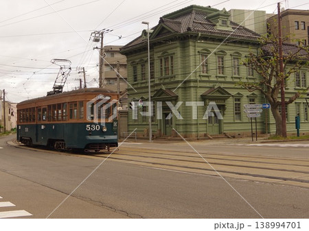 函館市内を走るレトロな路面電車 函館市内を走るレトロな路面電車 138994701