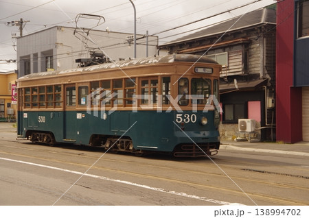 函館市内を走るレトロな路面電車 函館市内を走るレトロな路面電車 138994702