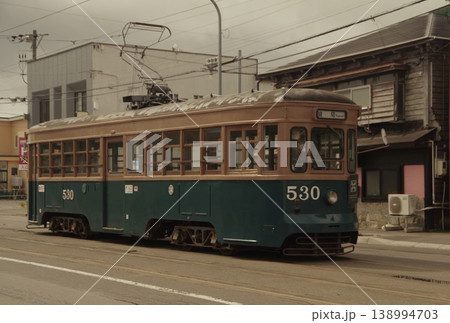 函館市内を走るレトロな路面電車 138994703