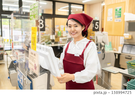 スーパーのレジで働く女性 スーパーのレジで働く女性 138994725
