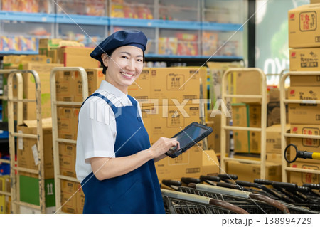 倉庫で働く女性 倉庫で働く女性 138994729