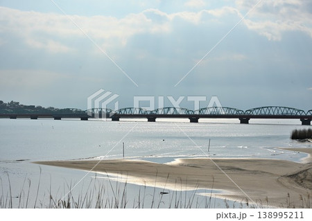 阿賀野川河口と松浜橋の風景（新潟県新潟市） 138995211