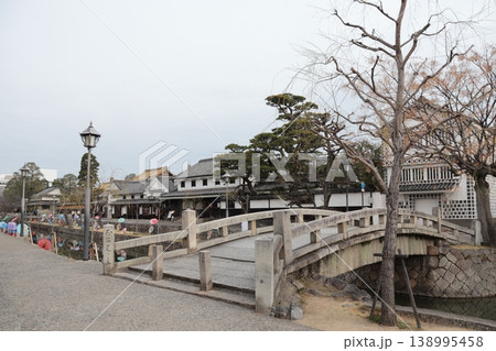 歴史情緒あふれる倉敷美観地区(岡山県倉敷市)の中橋 歴史情緒あふれる倉敷美観地区(岡山県倉敷市)の中橋 138995458