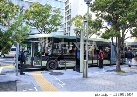 名古屋駅停留所に停車中のSRT(Smart Roadway Transit) 名古屋駅停留所に停車中のSRT(Smart Roadway Transit) 138995604