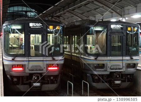 夜の高松駅　225系と223系（瀬戸大橋線快速マリンライナー） 138996385