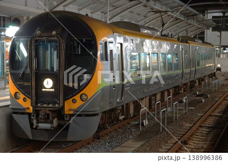 夜の高松駅 予讃線8600系 特急いしづち 夜の高松駅 予讃線8600系 特急いしづち 138996386
