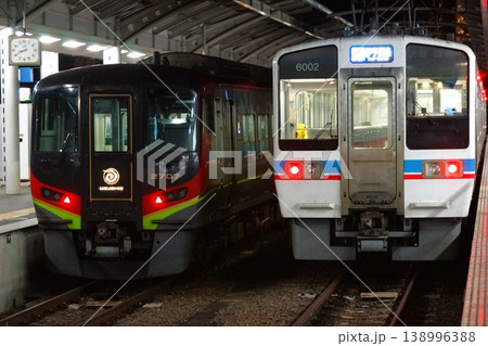 夜の高松駅 キハ2700系特急うずしおと予讃線6200系 夜の高松駅 キハ2700系特急うずしおと予讃線6200系 138996388