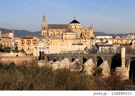 世界遺産　コルドバ歴史地区　メスキータとローマ橋　スペイン　ヨーロッパ 138996415
