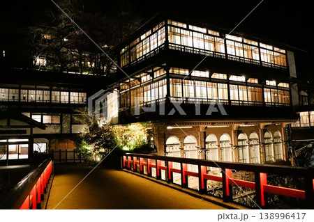 歴史的建造物の旅館の夜景 重要文化財 四万温泉 群馬県 歴史的建造物の旅館の夜景 重要文化財 四万温泉 群馬県 138996417