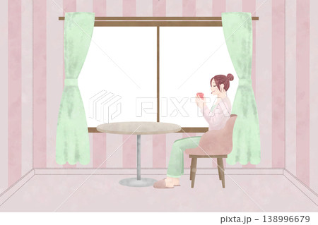 窓辺でお家時間を楽しむ女性 窓辺でお家時間を楽しむ女性 138996679