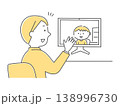 オンライン授業で会話する男性教師と男の子単色 138996730