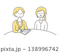 カウンセリングを受ける女性のイラスト単色 138996742