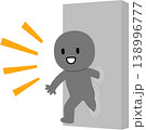壁を通り抜ける人物 138996777