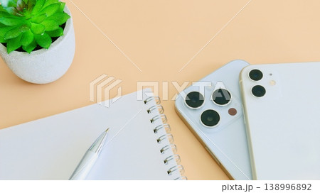 スマートフォンとノート・文具のあるおしゃれなデスク スマートフォンとノート・文具のあるおしゃれなデスク 138996892