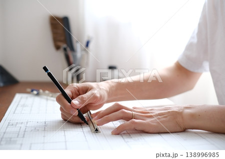建築図面を製図する日本人建築士の手元 A Japanese architect drawing 138996985