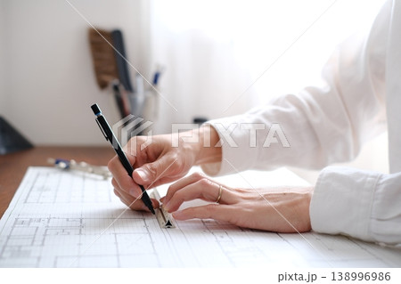 建築図面を製図する日本人建築士の手元 A Japanese architect drawing 138996986