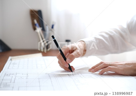 建築図面を製図する日本人建築士の手元 A Japanese architect drawing 138996987
