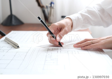 建築図面を製図する日本人建築士の手元 A Japanese architect drawing 138997030
