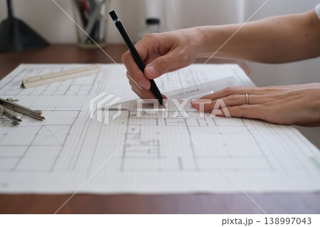 建築図面を製図する日本人建築士の手元 A Japanese architect drawing 138997043