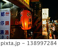 台湾夜市の赤提灯と屋台風景 138997284