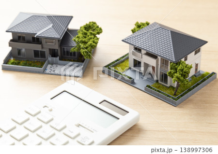 住宅模型と電卓 住宅模型と電卓 138997306