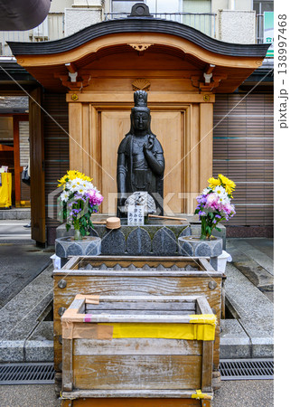 東京都・豊島区　旧中山道沿い　巣鴨地蔵通り商店街　とげぬき地蔵尊高岩寺　洗い観音 138997468
