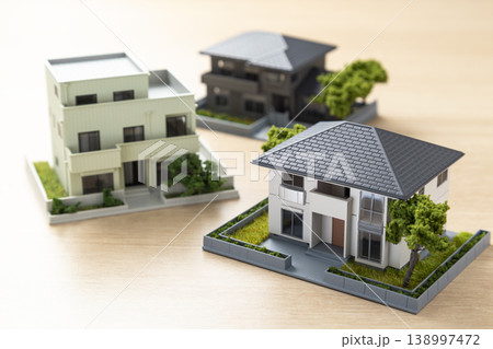 机に置かれた住宅模型 机に置かれた住宅模型 138997472