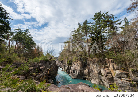 春の厳美渓の清流と新緑の風景 138997534