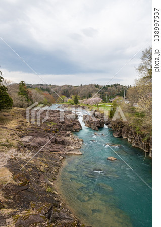 春の厳美渓の清流と新緑の風景 春の厳美渓の清流と新緑の風景 138997537