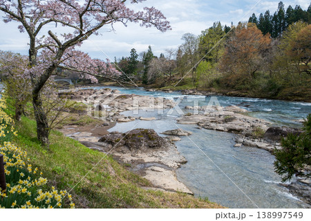 春の厳美渓の清流と新緑の風景 春の厳美渓の清流と新緑の風景 138997549