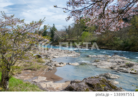 春の厳美渓の清流と新緑の風景 春の厳美渓の清流と新緑の風景 138997551