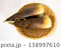 ざるに乗せた新鮮な皮付きタケノコ 138997610