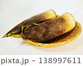 ざるに載せた2本の皮付きタケノコ 138997611
