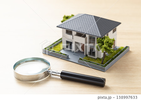 住宅模型と虫眼鏡 住宅模型と虫眼鏡 138997633