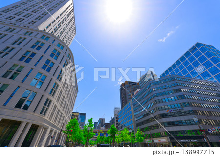 【大阪府】6月・爽やかな青空の御堂筋でショッピング 【大阪府】6月・爽やかな青空の御堂筋でショッピング 138997715
